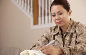 美国海军陆战队女兵在工作/看书. 模特穿着海军陆战队官方制服(MARPAT).