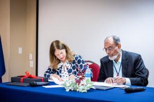 Dr. Yaqub Mirza and Tracy Fitzsimmons, Ph.D.与此同时，美国签署了为Barzinji全球虚拟学习研究所(Barzinji Institute for Global Virtual Learning)提供资金的协议.